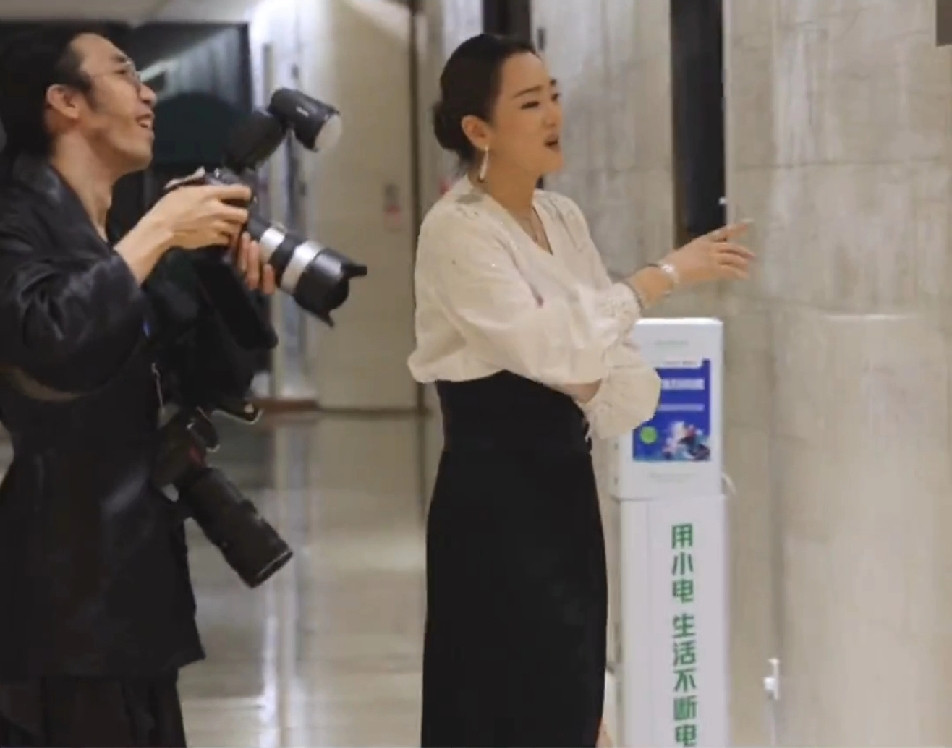 是谁让一向淡定高冷的巩俐不淡定的？直接飞奔扑上去抱？！居然是陈坤，陈坤咖位地位那