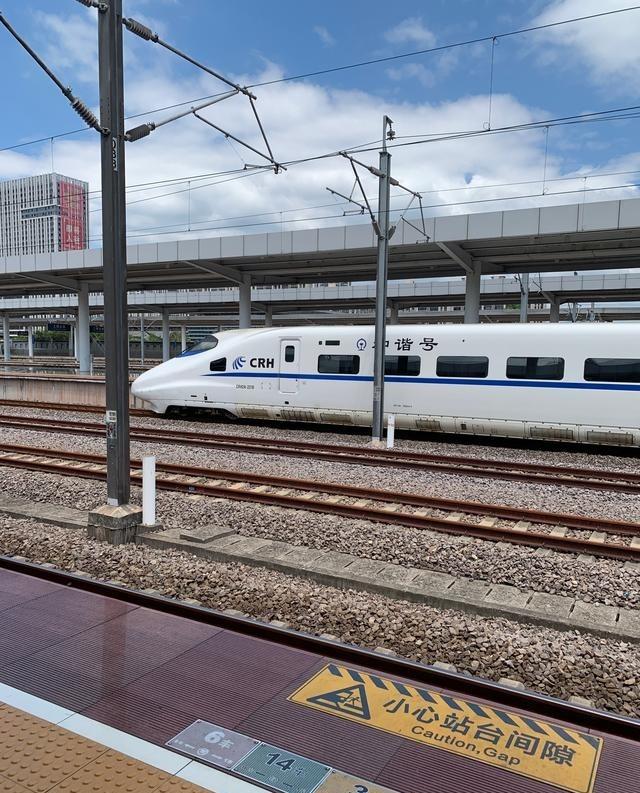 怪不得要大力发展高铁，它的耗能成本太让人意外了。一辆高铁载有500人，时速300