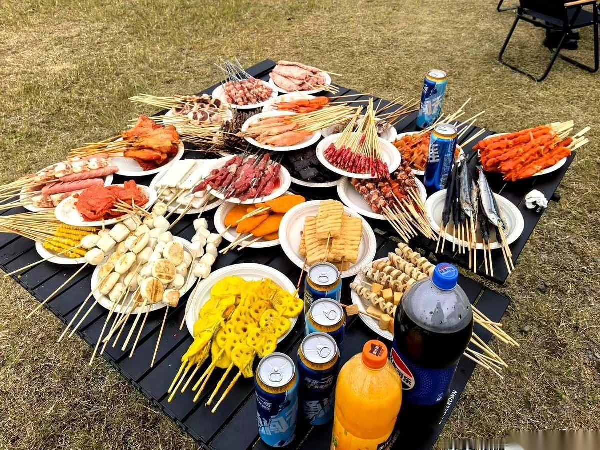 别再给自己画养老的大饼了，什么环游世界，什么安享晚年，听着就虚。今天听俩四川阿