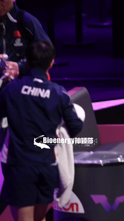 最好的德华，莎莎比赛结束，他第一时间去接过莎莎的包，到指定地点去等她。莎莎3