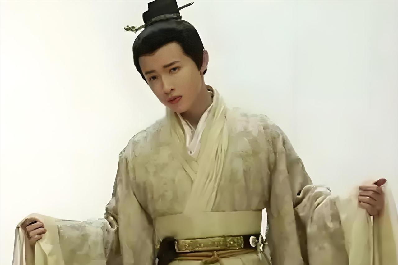 史上最荒唐、最昏庸的皇帝，与亲姐姐私通，还给她找了三十个面首。不仅如此，他还娶姑