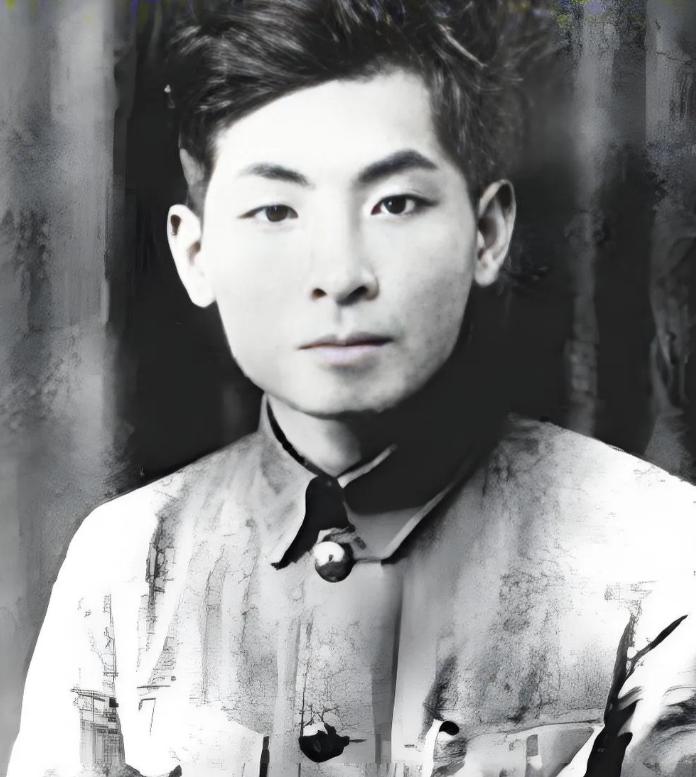 部队濒临绝境师长心生叛意，连夜草拟降书准备投敌，年轻政委果断出手拿下主官，铁血决