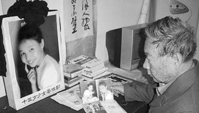 2005年，一场令人震惊的悲剧发生：清华教授14岁女儿因和公交售票员拌了几
