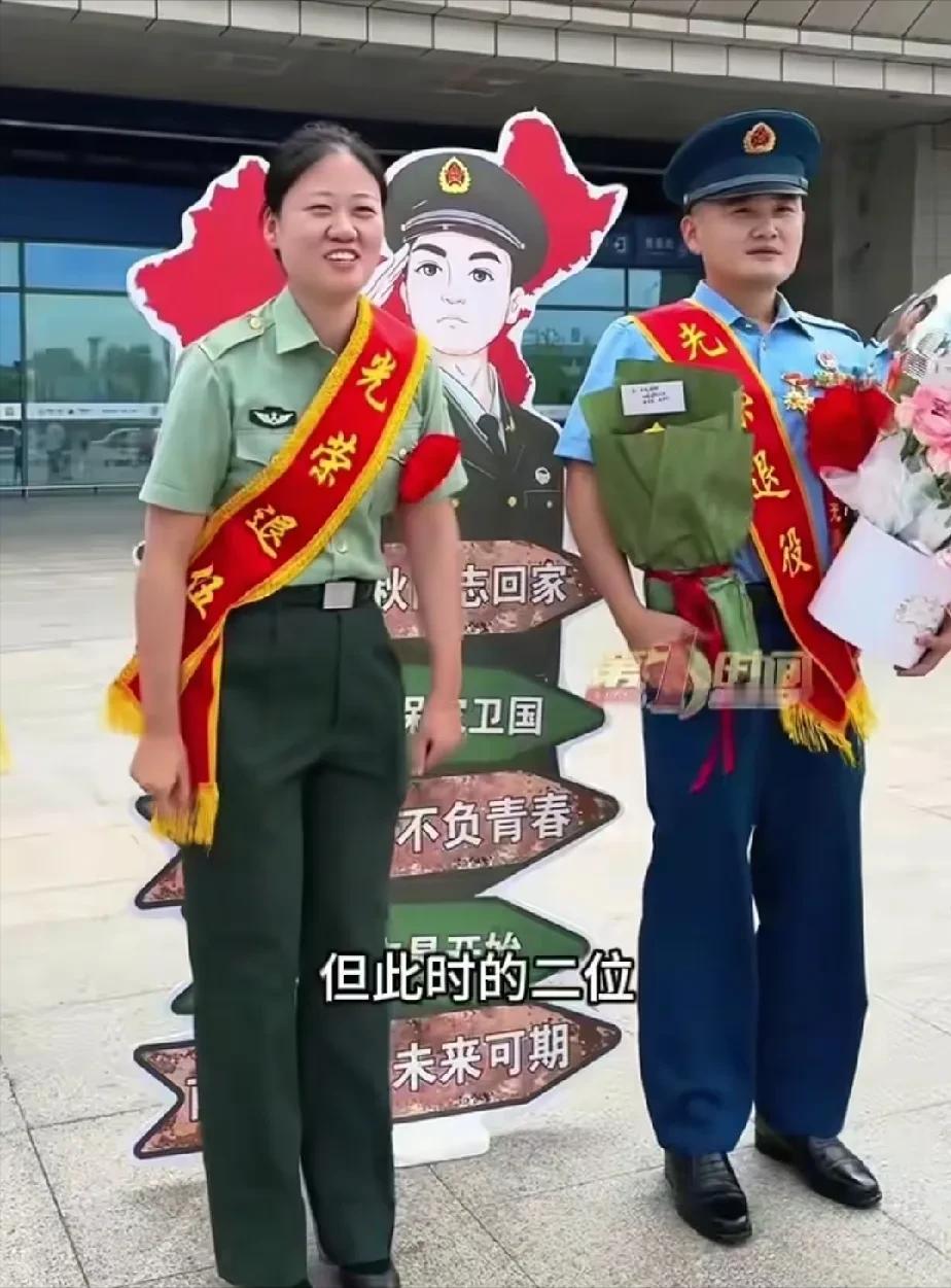 “太有缘了！”安徽宿州高铁站，两位妈妈都来接自家孩子退伍，一个儿子服役12年，一