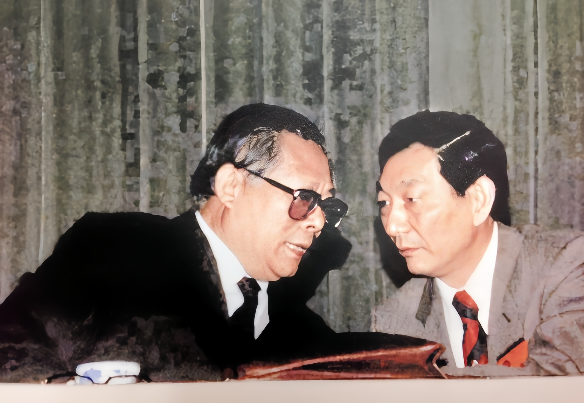 这是1988年4月，上海市九届人大一次会议举行，江同志与朱镕基在主席台上亲切交谈