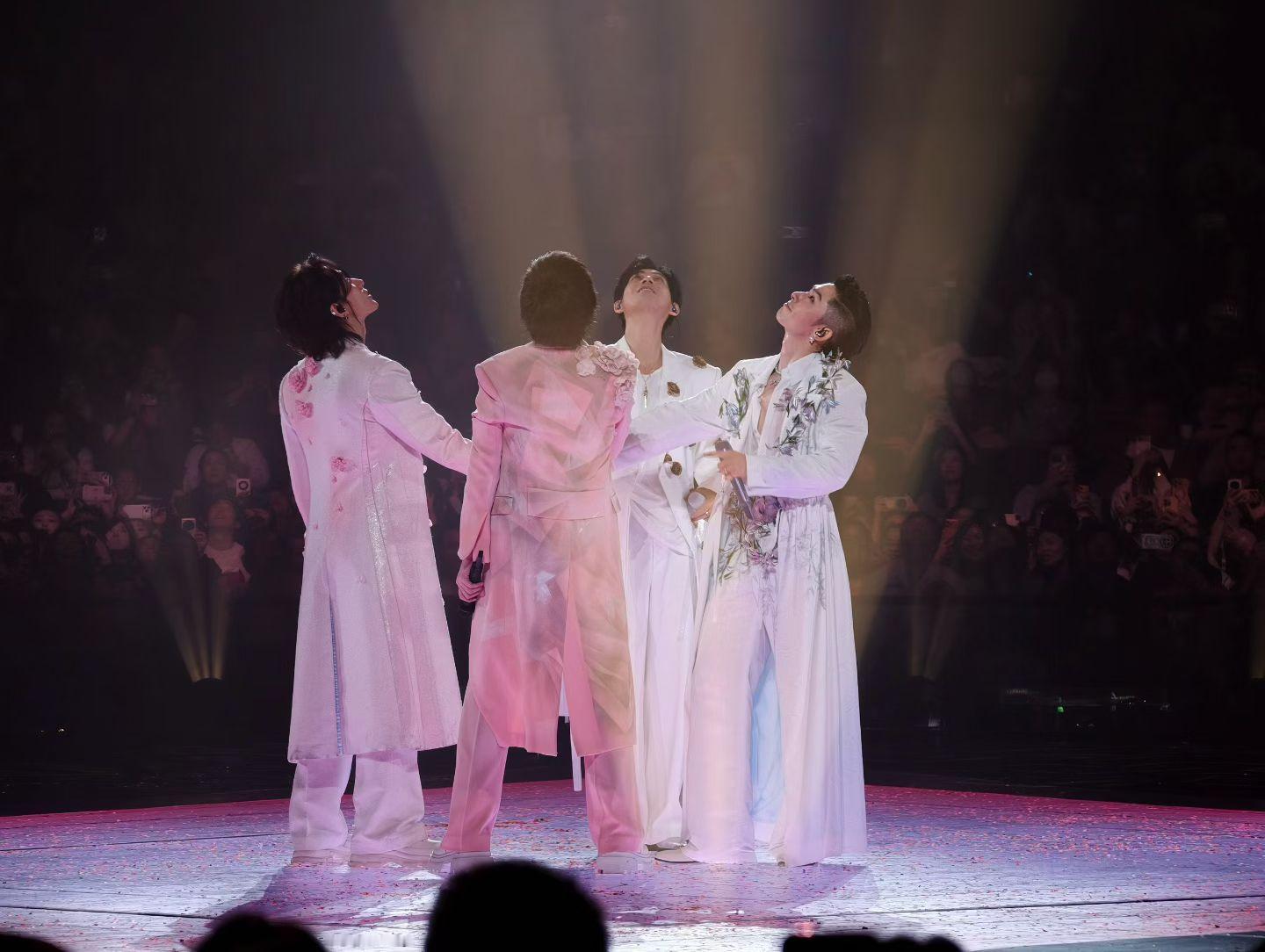 初二初三那一年，F4比周杰伦还火，那会周杰伦才第二张专辑，到第三张，半岛铁盒，后