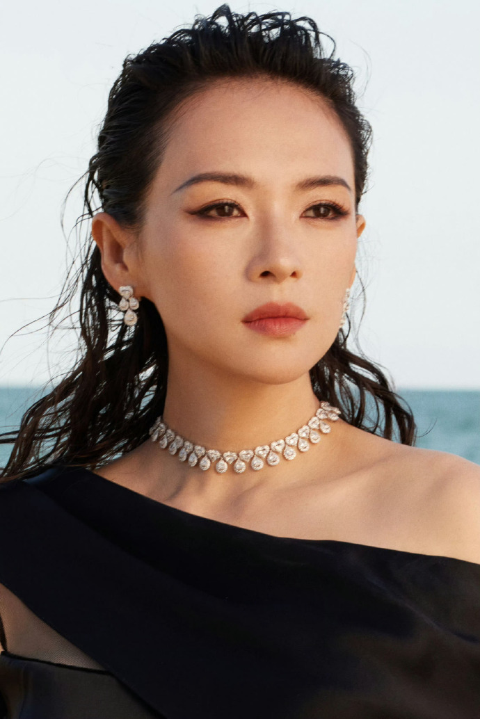 章子怡海边黑色长裙写真