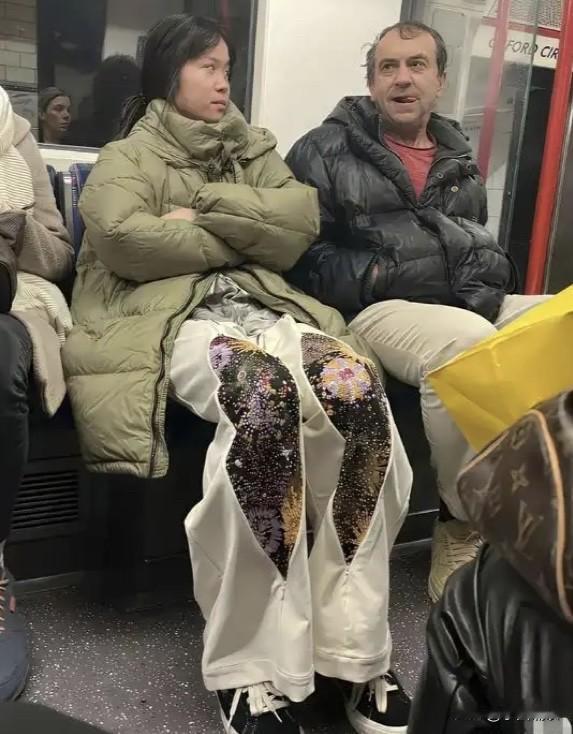 哇，这女孩的裤子太吸睛了吧，估计老值钱了吧？