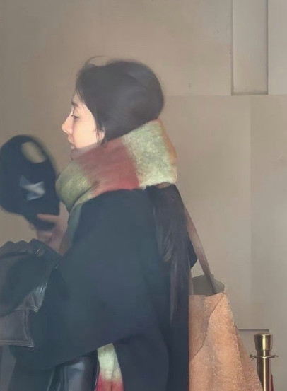 习惯了杨幂的浓妆，偶尔看到她素颜，感觉有种不一样的美。
