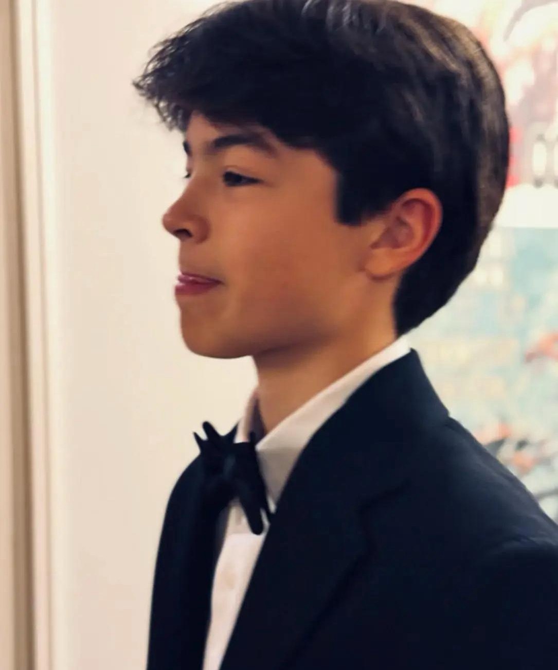 超模吕燕为儿子庆生，14岁小鲍180高个穿着西装，长得像帅爸爸