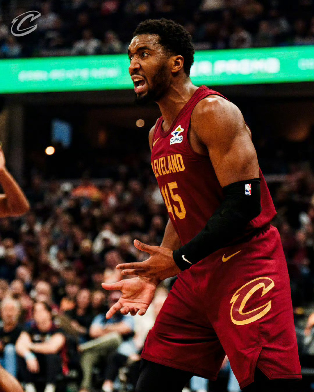 近日，米切尔在接受采访时谈到续约时说道：“我会谈篮球方面的事情，但这也是我续约的