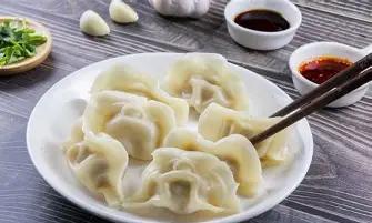 据报道，一男子在饺子馆点了两盘饺子，26元，可他在付款的时候，多输了三个0，支