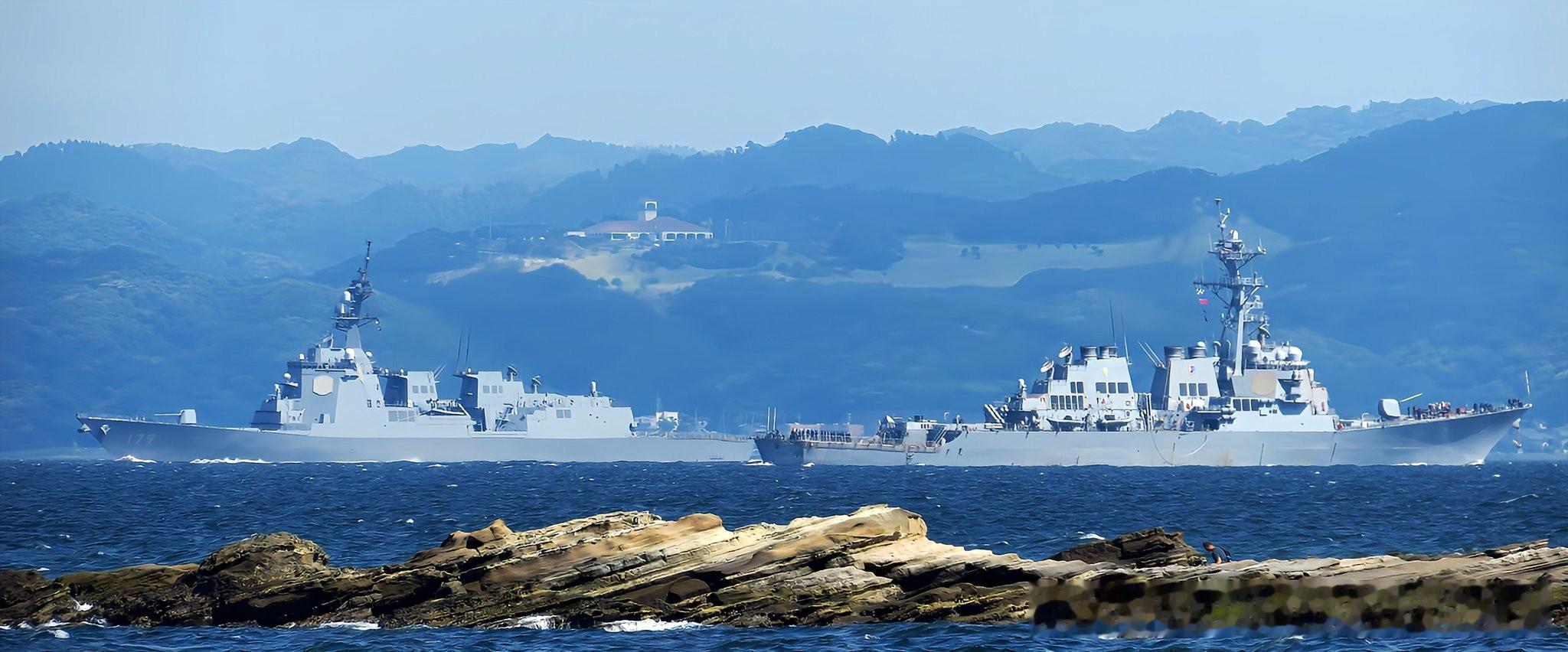 FlightI伯克级驱逐舰本福尔德号（DDG-65）与摩耶级护卫舰摩耶号（DD
