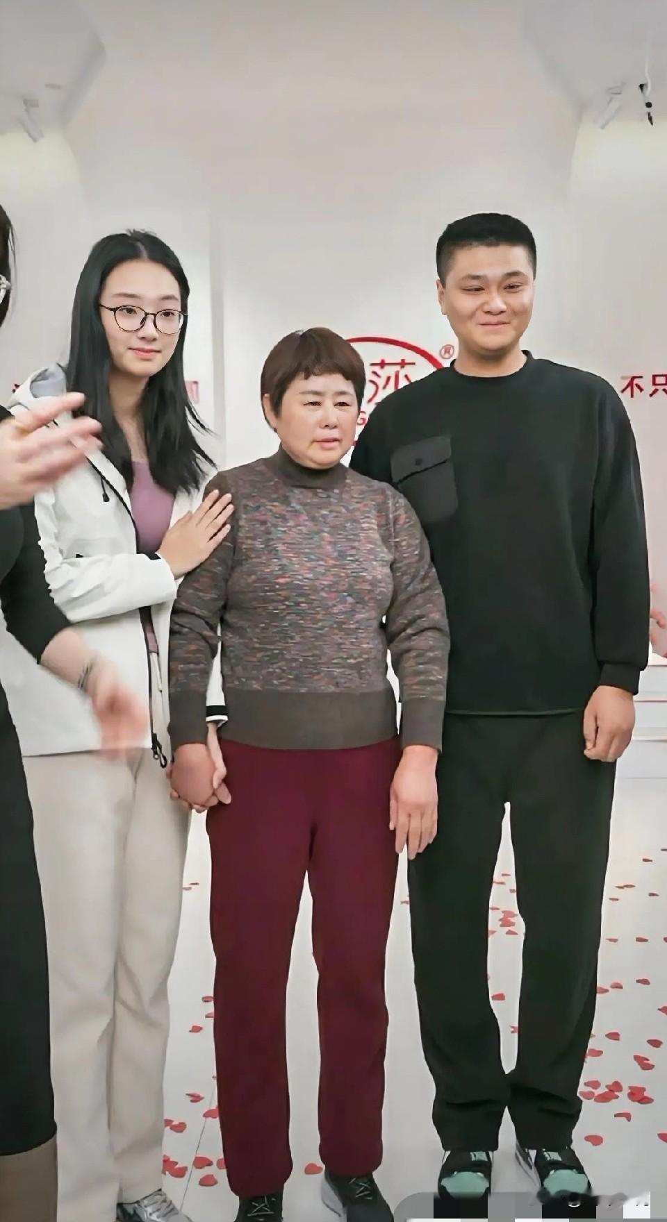 谁养大的孩子像谁。双胞胎哥哥的长相和养母的长相很相似。看上去一样的善良，憨厚。