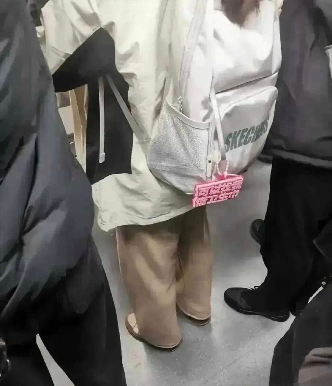 地铁上看到的，不是现在的小姑娘都这么开放吗？​