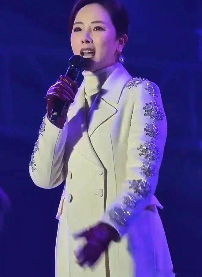 你可能想不到，前央视主持人李思思，如今正在小县城的寒风中主持商演。39岁的她，离