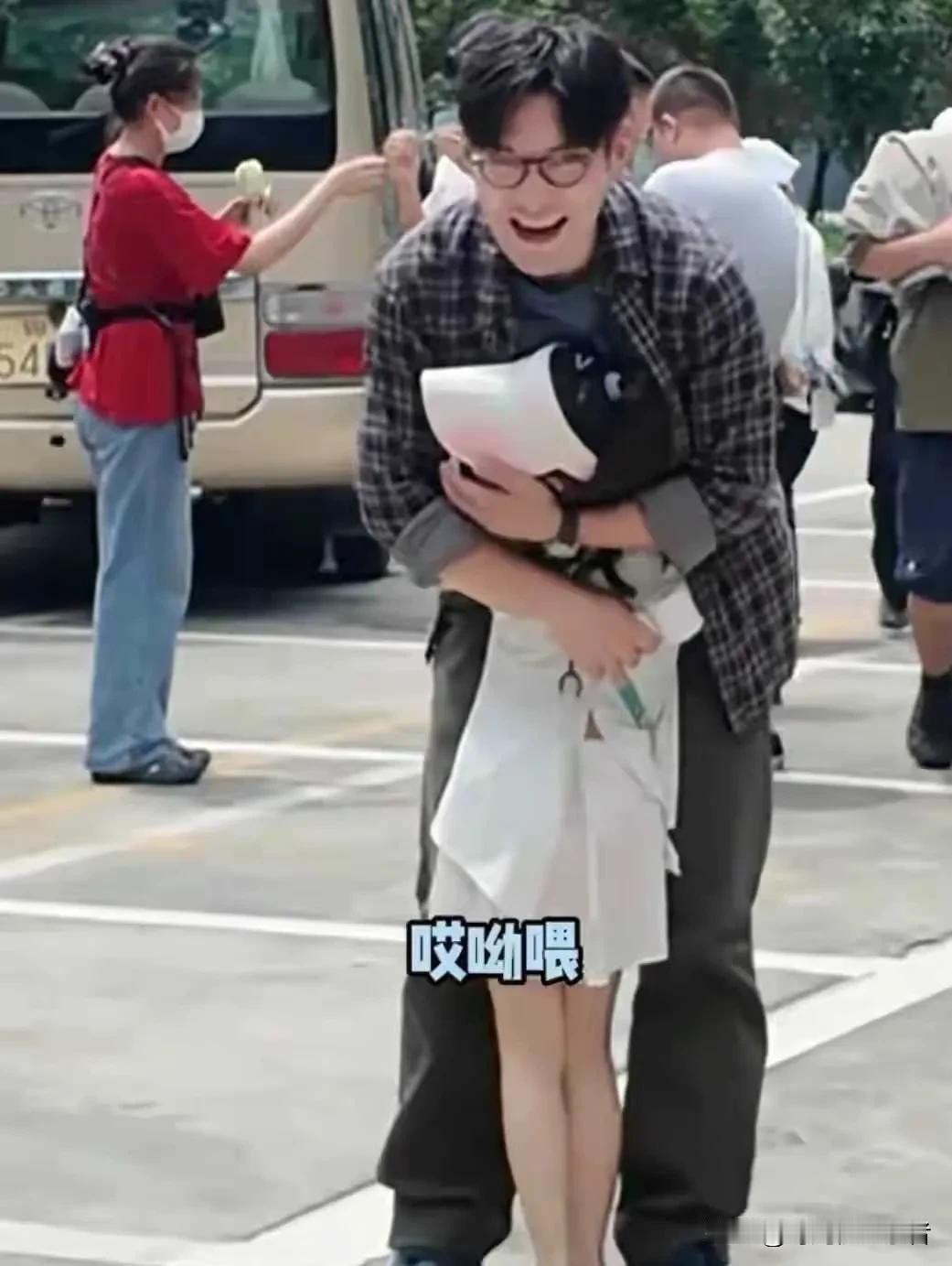 严屹宽和杜若溪的女儿真的好漂亮，虽然年龄小，但是可以看到爸爸妈妈的影子。杜若溪