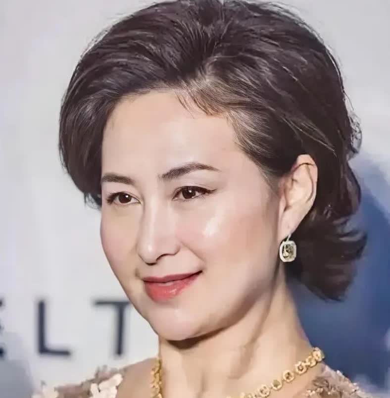 何超琼回应不生娃：当年放弃陈百强后选择婚姻，如今想起只剩叹息前两