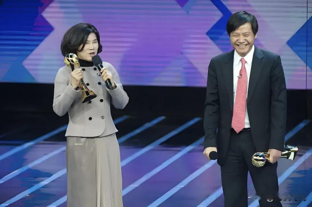 董明珠和雷军这对“欢喜冤家”，当年5年赌约董明珠笑到了最后，不过如今局势就像六月