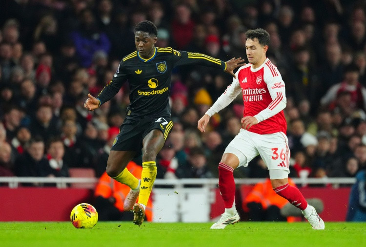 卡里克谈梅努: 他能踢很多位置, 有点像多尔古稍作调整就迎来爆发