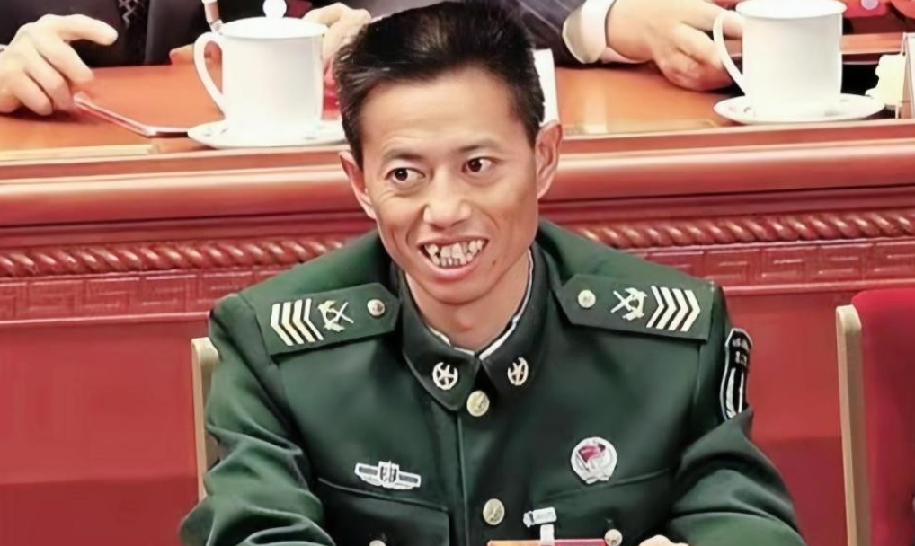兵王享受副师级待遇？别扯了！一级军士长在部队有兵王之称，军龄都在30年左右。