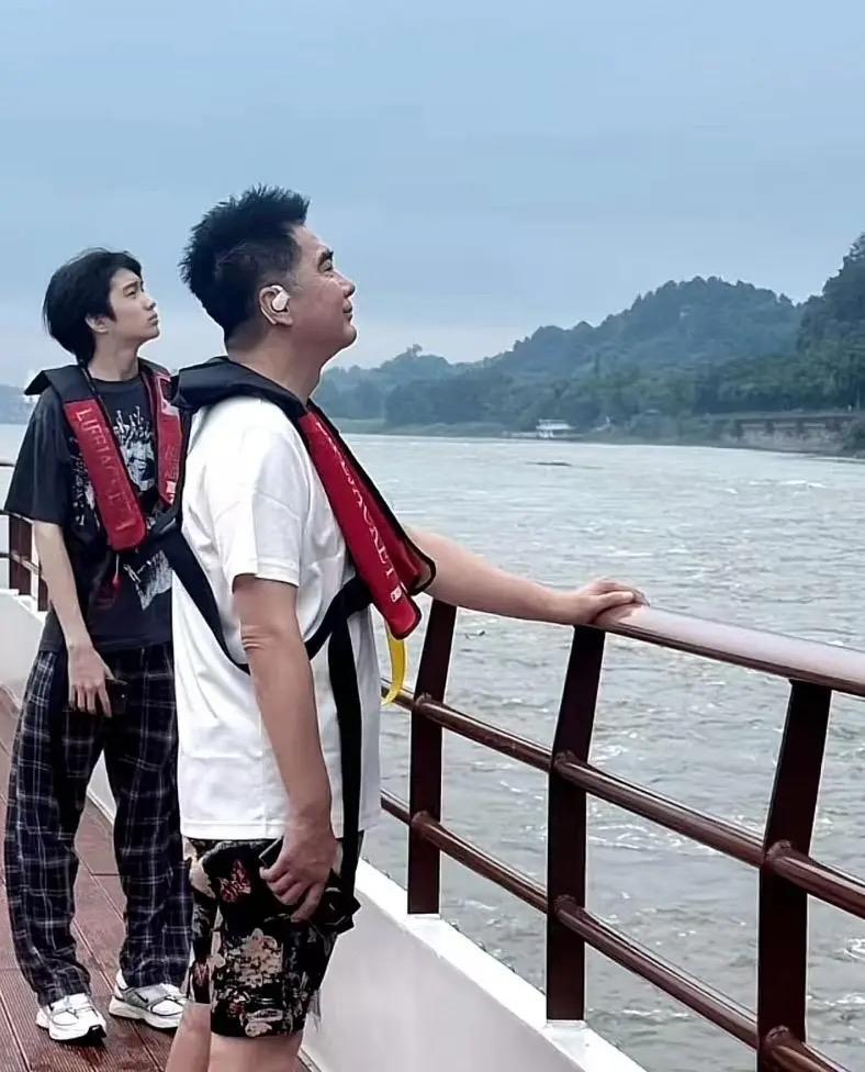 许亚军的小儿子团团也是帅哥一枚，五官和气质有点神似陆毅，与哥哥许何相比，气质多了