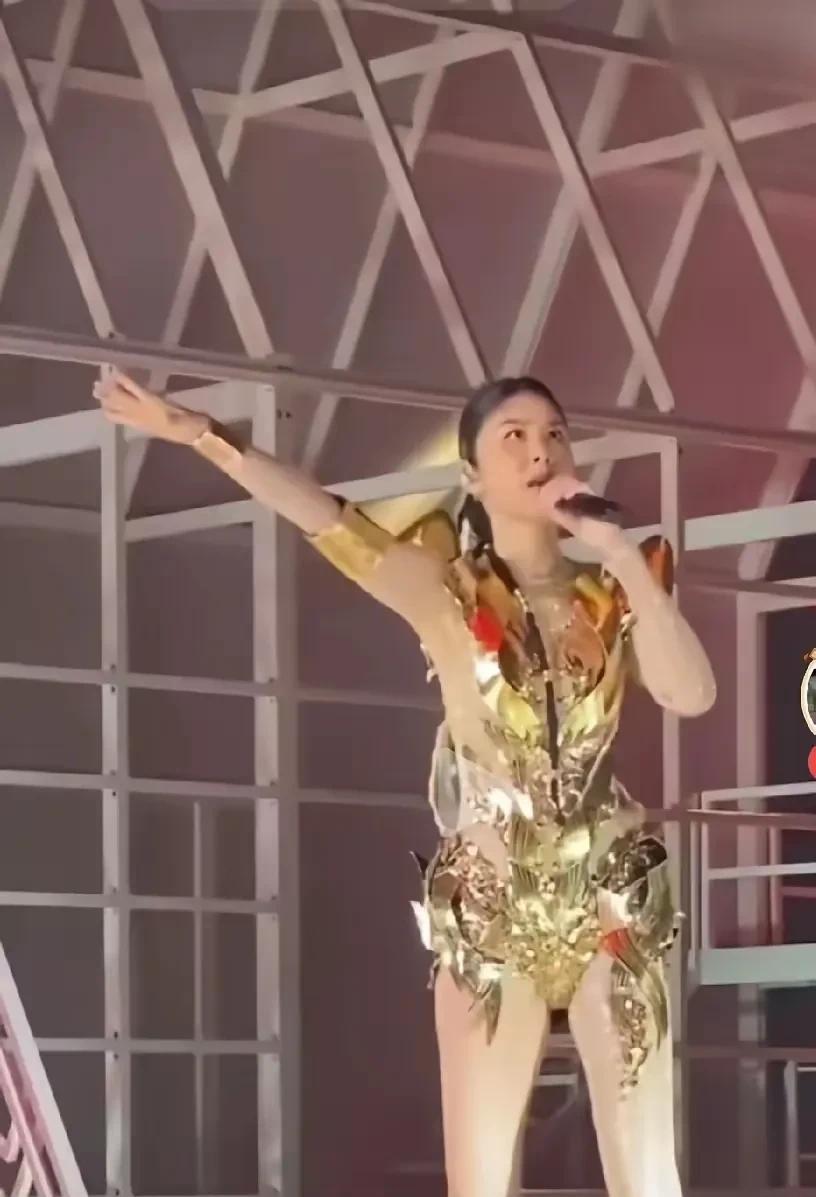 这个香港女艺人在澳门演唱会时穿成这样，实在是太不雅观了，看的人直尴尬！她都已经