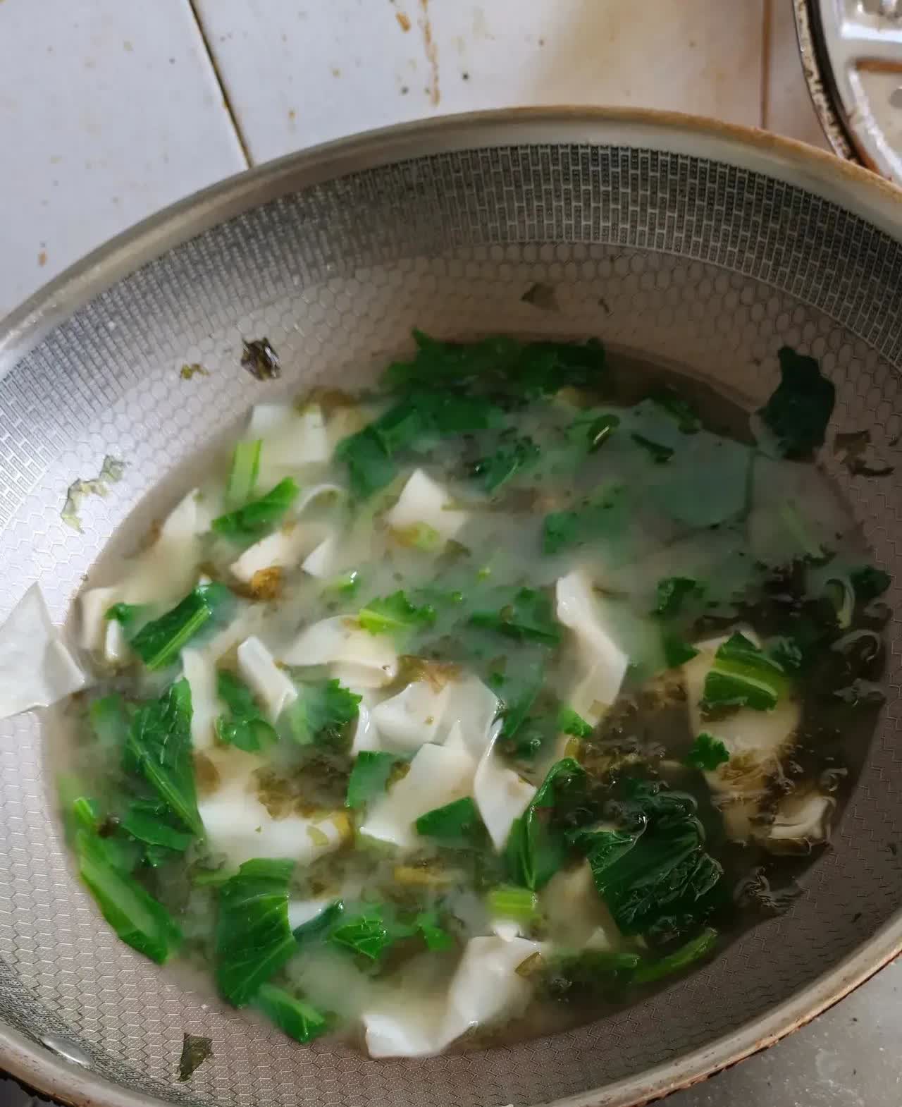 河北，一名女子每次炒完菜后，从来不刷锅，而是利用锅里残留的油和香气，直接加水煮面