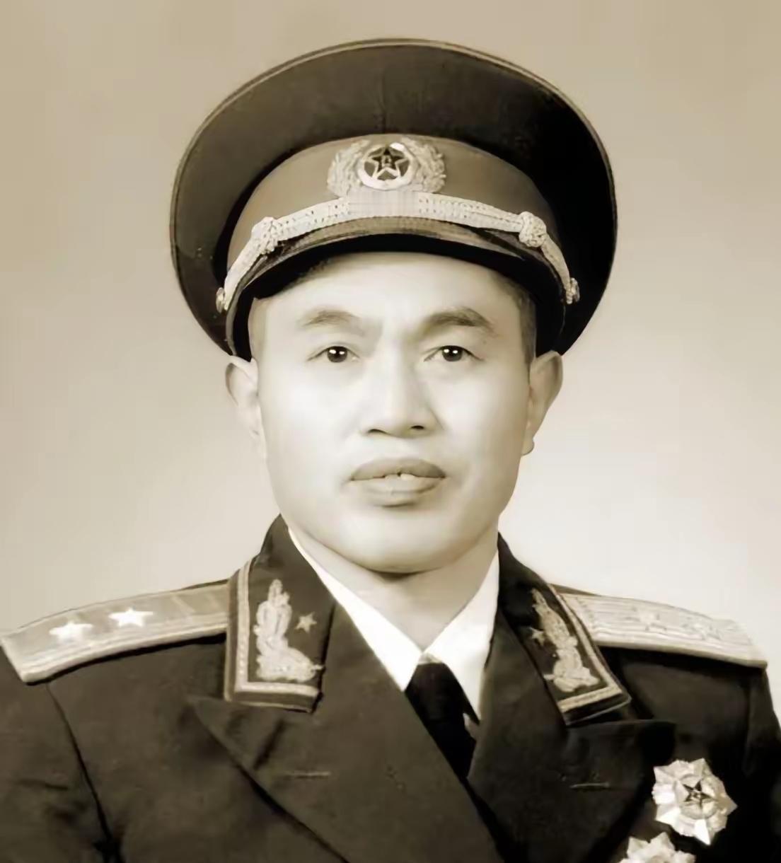 1939年，一个大学生连长听错了命令，放跑了日军，皮定均气坏了，准备枪毙他，刘伯