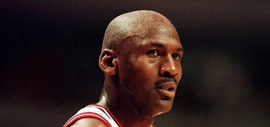 杜兰特最近一句话，把乔丹和詹姆斯都“装”进去了。他说，要是自己能打詹姆斯那么