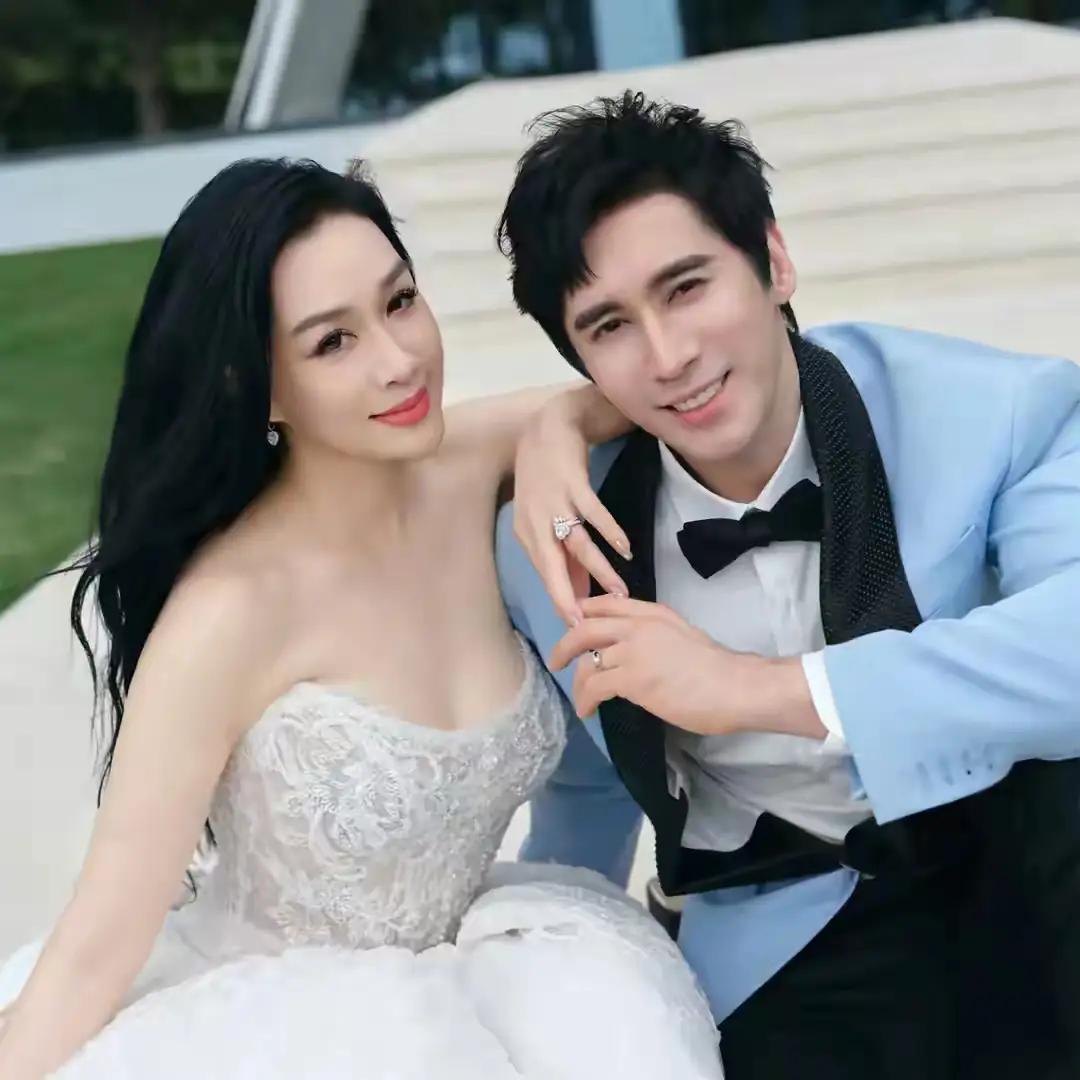 张伦硕说不介意钟丽缇把财产留给三个女儿。他很有智慧，钟丽缇不在的话，他也很老了，