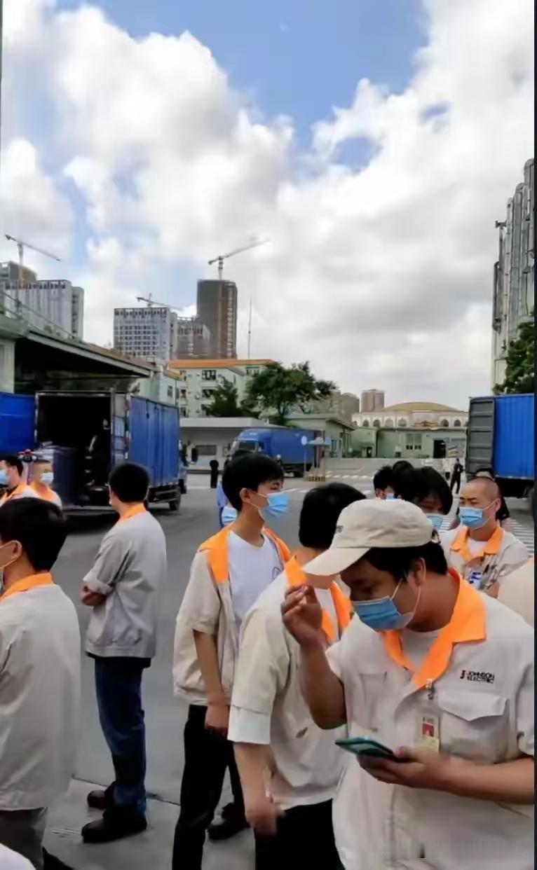 深圳又一万人大厂悄然搬离！机器连夜拉走，员工懵了：青春、家庭、房贷都在深圳