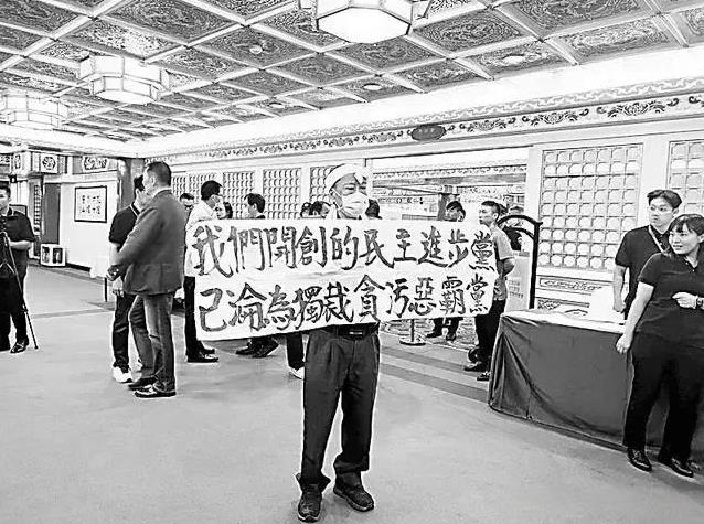 赖清德最亲民布条引争议，民调新低背后藏着什么危机？最近台湾地区领导人赖清德在淡