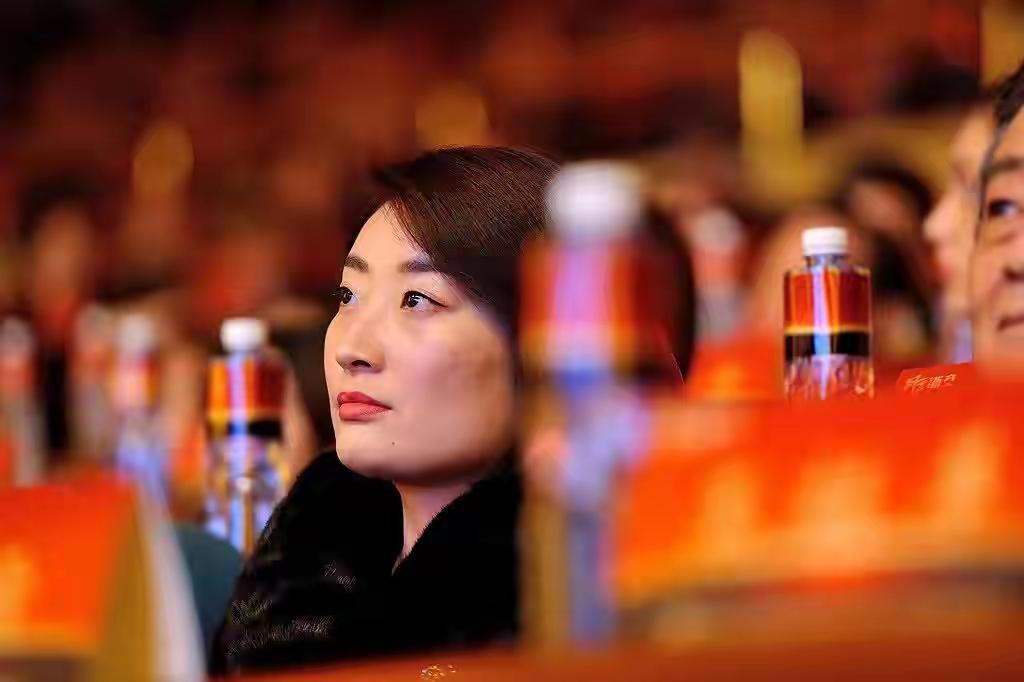 宗馥莉辞职娃哈哈：378天掌舵戛然而止，不是逃兵，是战略转移？“AD钙奶的