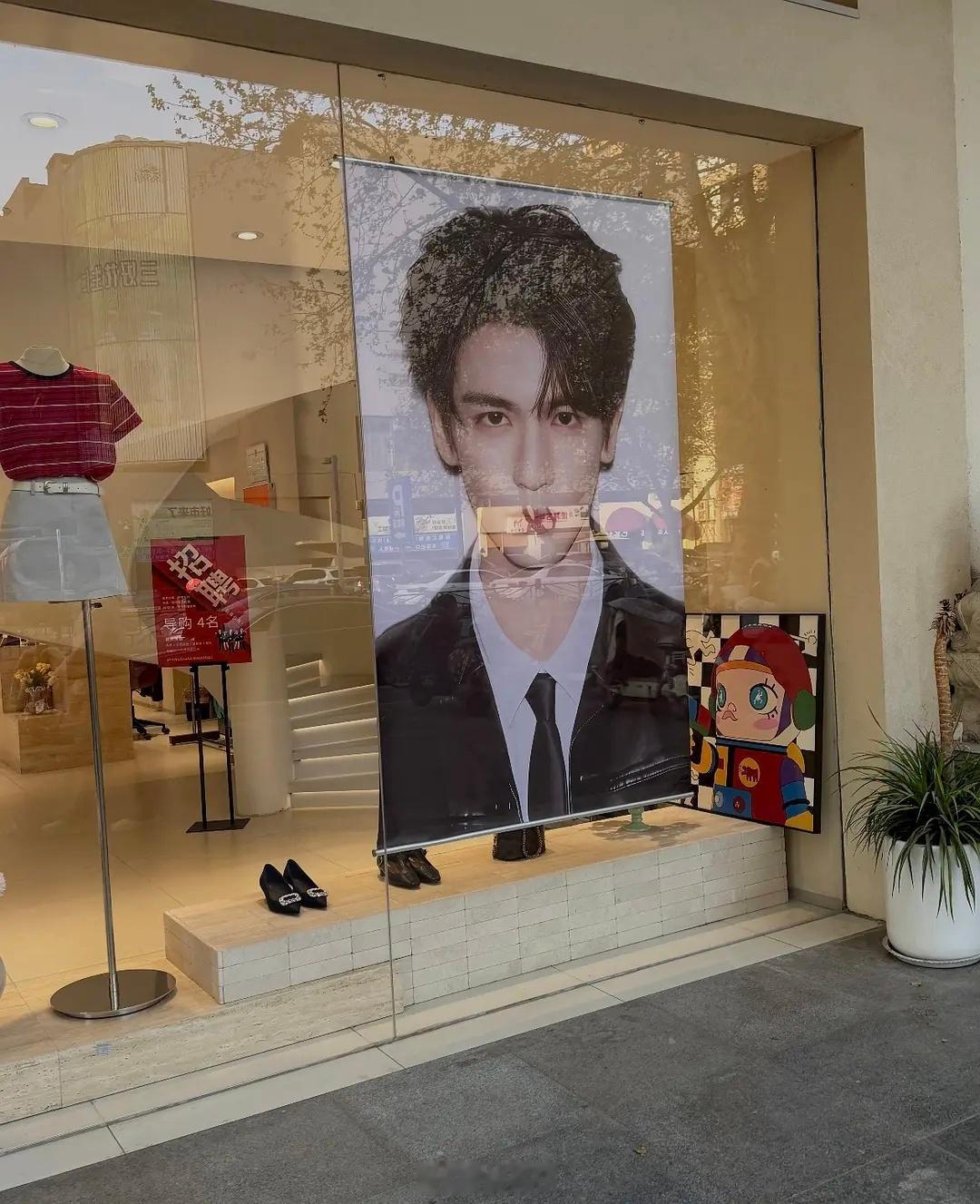 张凌赫真的好火，都成个个店的门神了