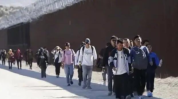 据路透社独家爆料，美国政府目前积压了超过10万名无合法居留身份的中国公民，美方近
