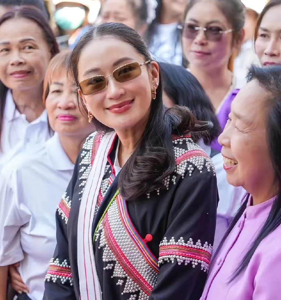 高调回归！最近几日，曾坦言淡出政坛的泰前总理佩通坦，高调现身老家清迈，为自己所在