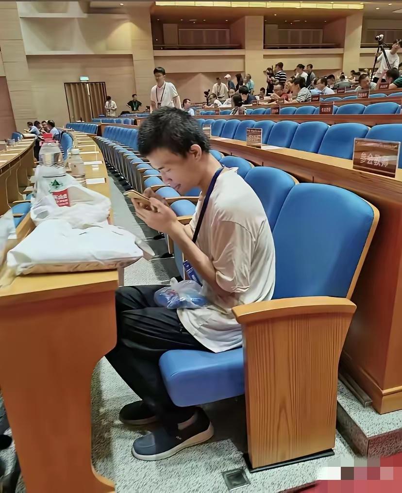 数学天才韦神，参加某会议，和别人远距离坐在会议室的一个角落，开会临时休息期间，别