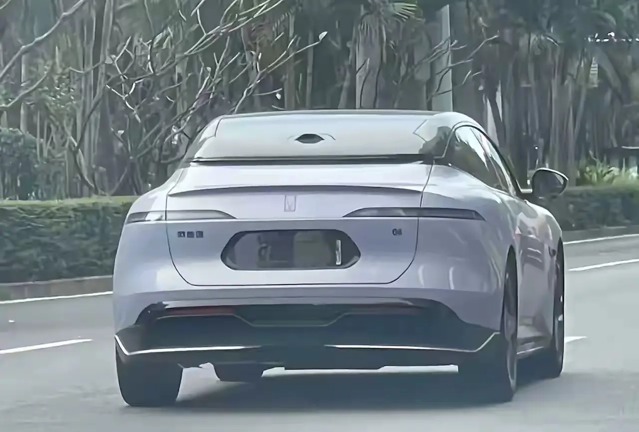 深圳就是深圳，还没发布的车，路上已经有人开了。是哪位大佬？