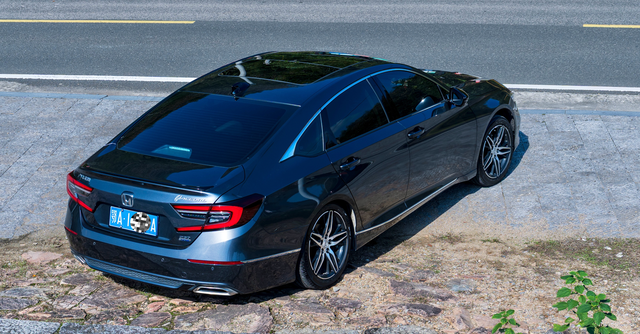 22款雅阁遭遇事故4儿子店和我说这个位置是铁的。不是铝合金也不是钢，我震惊了