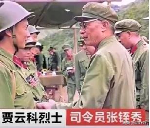 1984年3月，昆明军区原司令员张铚秀到麻栗坡南温河军训场视察。图为张司令与贾