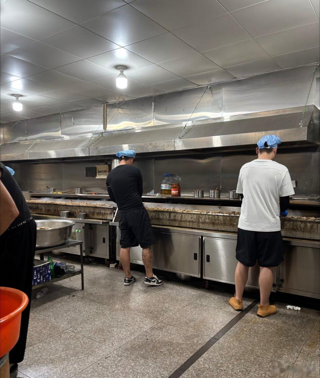 鹅腿阿姨售卖鸭腿情况通报鹅腿阿姨的鸭腿都不是她自己烤的，她有产业链的。去年拍的，