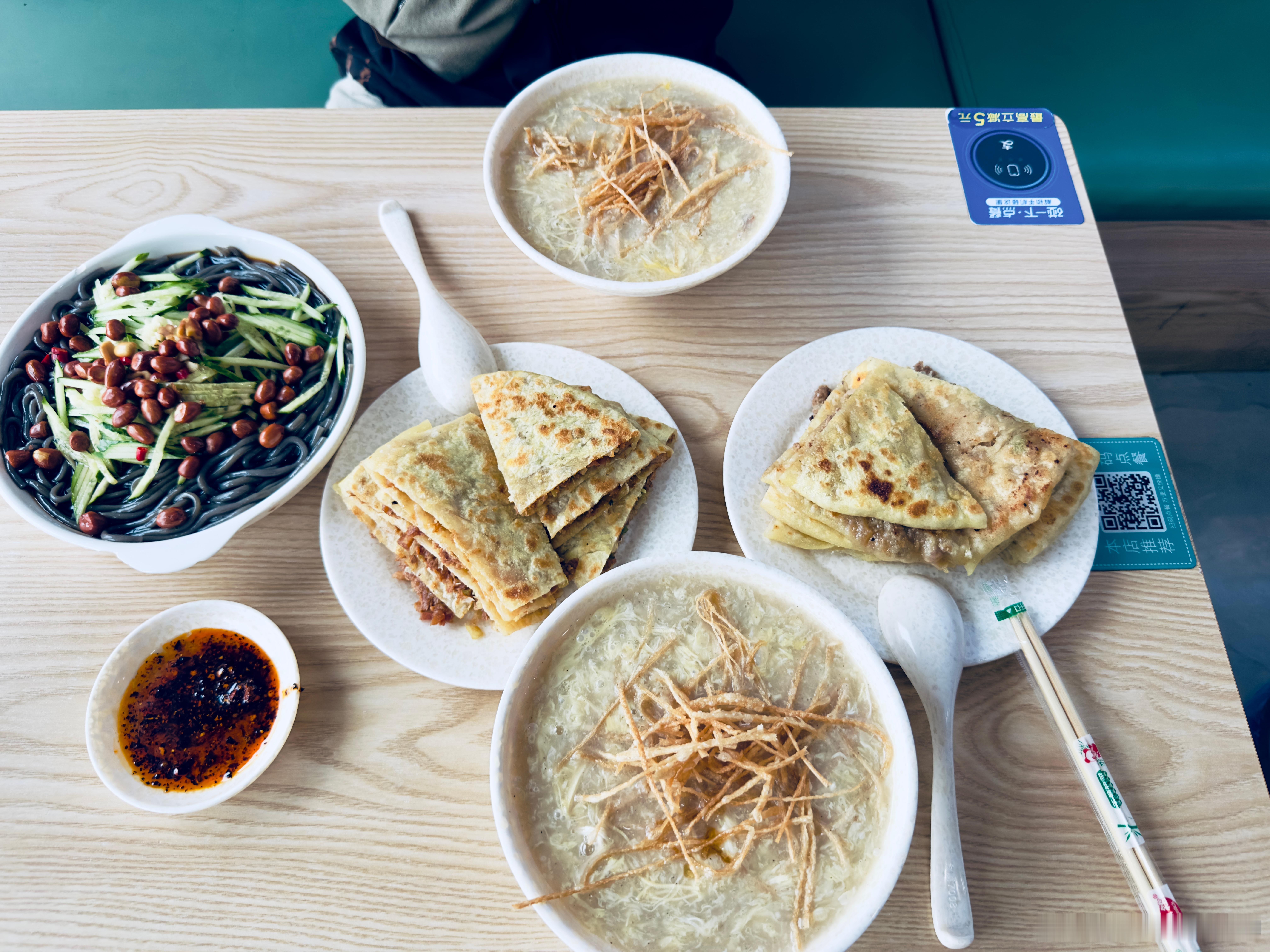 先来吃一份曲阜特色brunch，糁和肉饼！肉饼好实在，吃完一整天都不饿了~米帅的