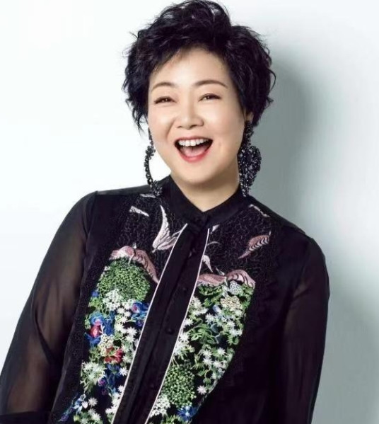 1991年，萨日娜为能分到11平米房子，258元彩礼就嫁给同学潘军。婚后她被嫌弃