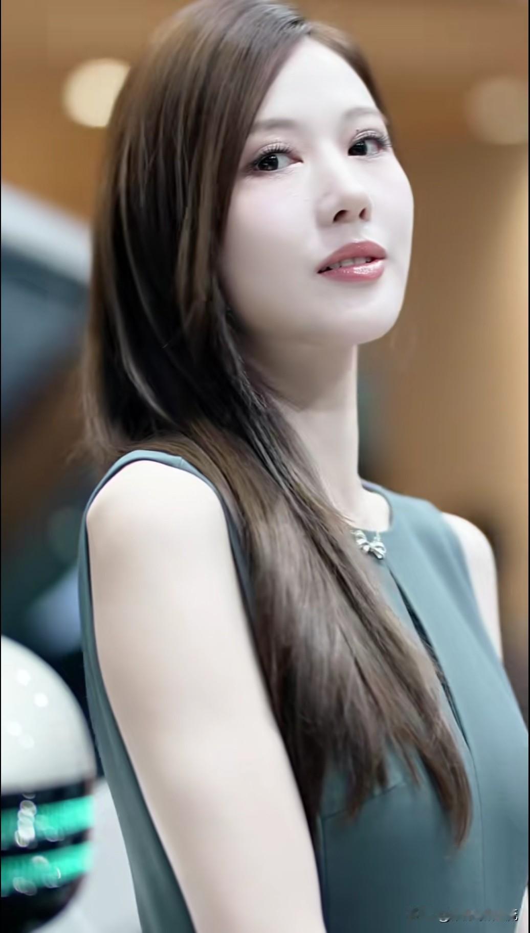 车模牛牛销声匿迹许久再回公众视野，产后复出，状态爆棚，舞台上的每一个动作和眼神都