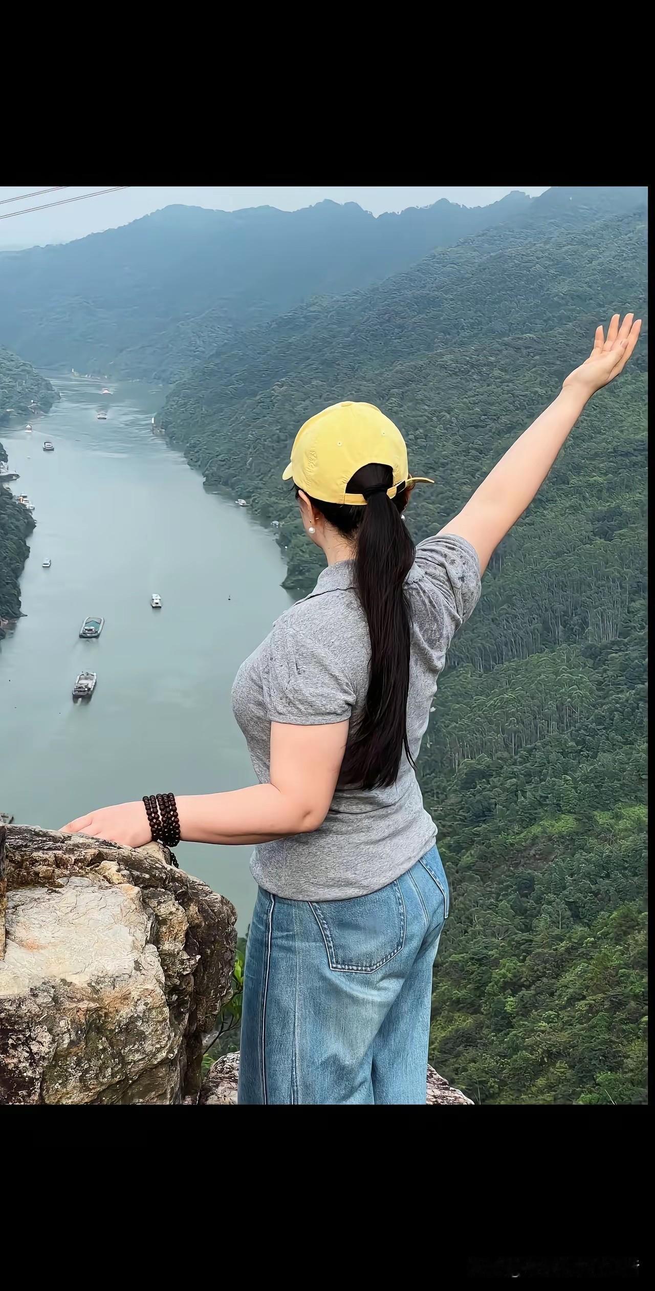 有个30多岁的小富婆让我去找她我可以去吗？我们这里来了好多避暑的人都是重