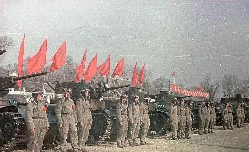 1949年，新中国都快成立了，一个扛过长征、打过淮海的老红军，带着老婆孩子去福建