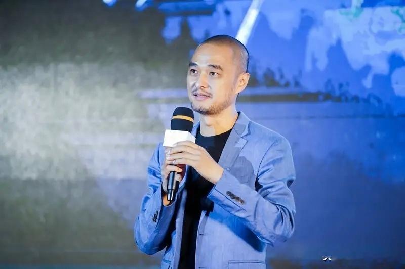 人生有好多选择，也有不少可能。谁都没料到，这场“嘴炮”闹出来的风波，最后居然让他