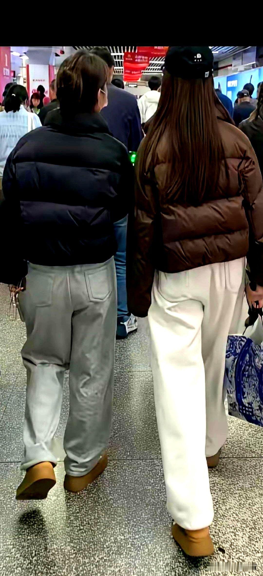 别再争论45岁该不该穿白裤子了。数据显示，她们已经买空了货架。2023年，中