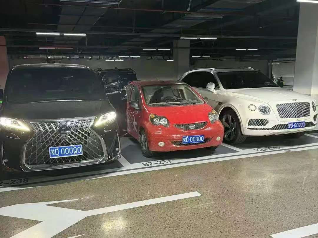 这3个车牌有点意思啊，左右两边的豪车都不是真正的5个0，只有中间不起眼的比亚迪F